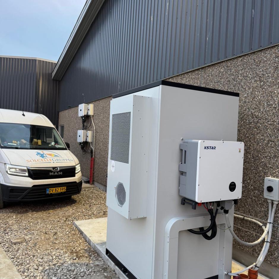 Erhvervs batteripakke m. 197kwh batteri og 100kw hybrid inverter.